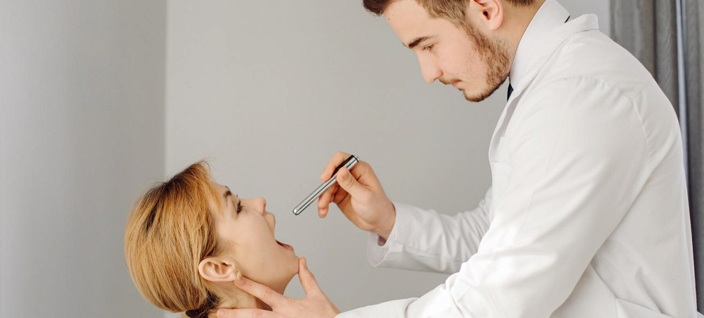 Что ЛОР делает на приёме?